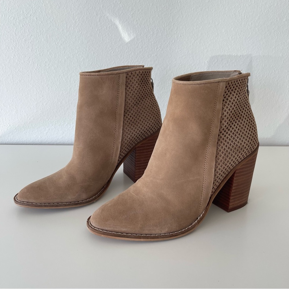 Steve Madden Replay in Tan - Size 7.5
